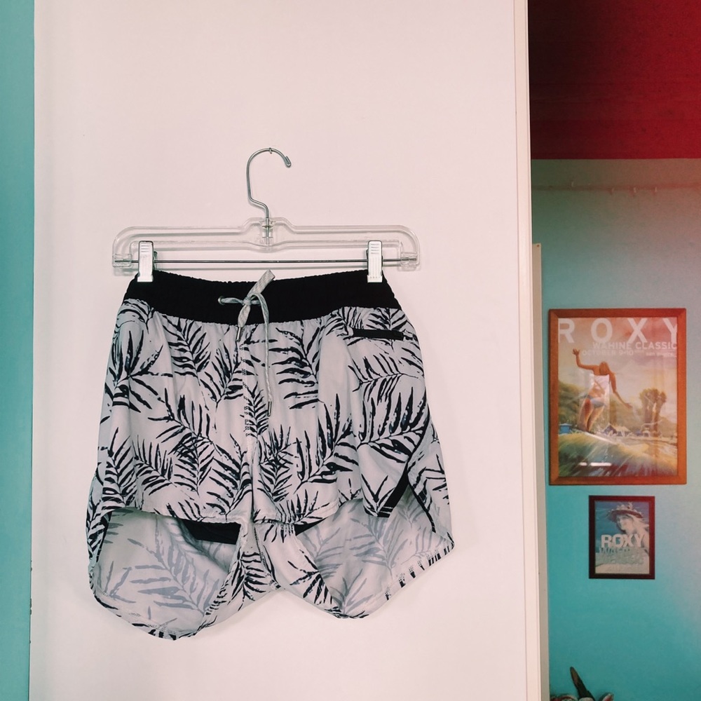 Vuori Palm Shorts (Women’s), White/Black, L